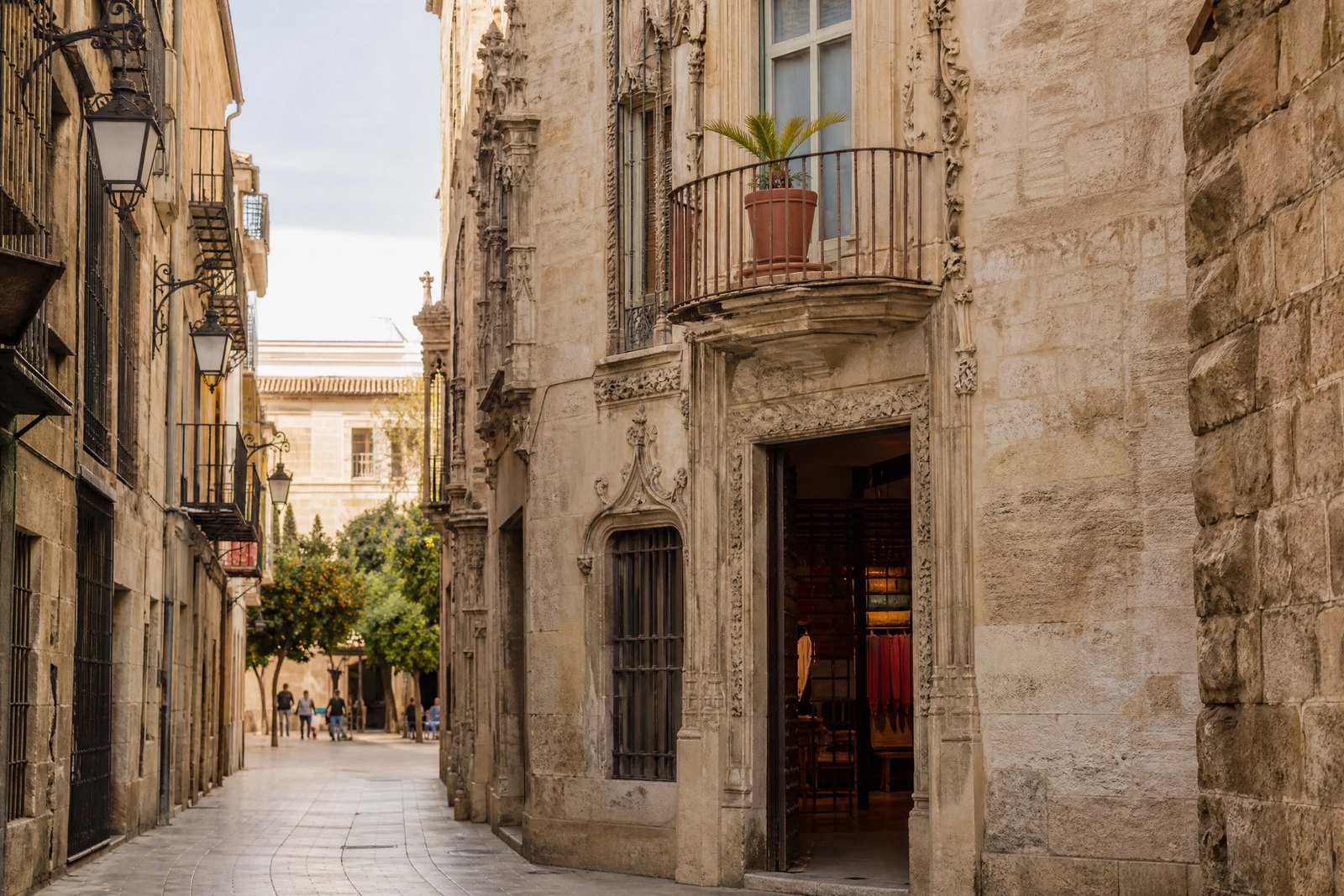 Calle histórica de València bajo luz cálida